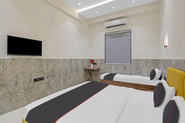 סוראט Hotel Gold Palace Inn מראה חיצוני תמונה