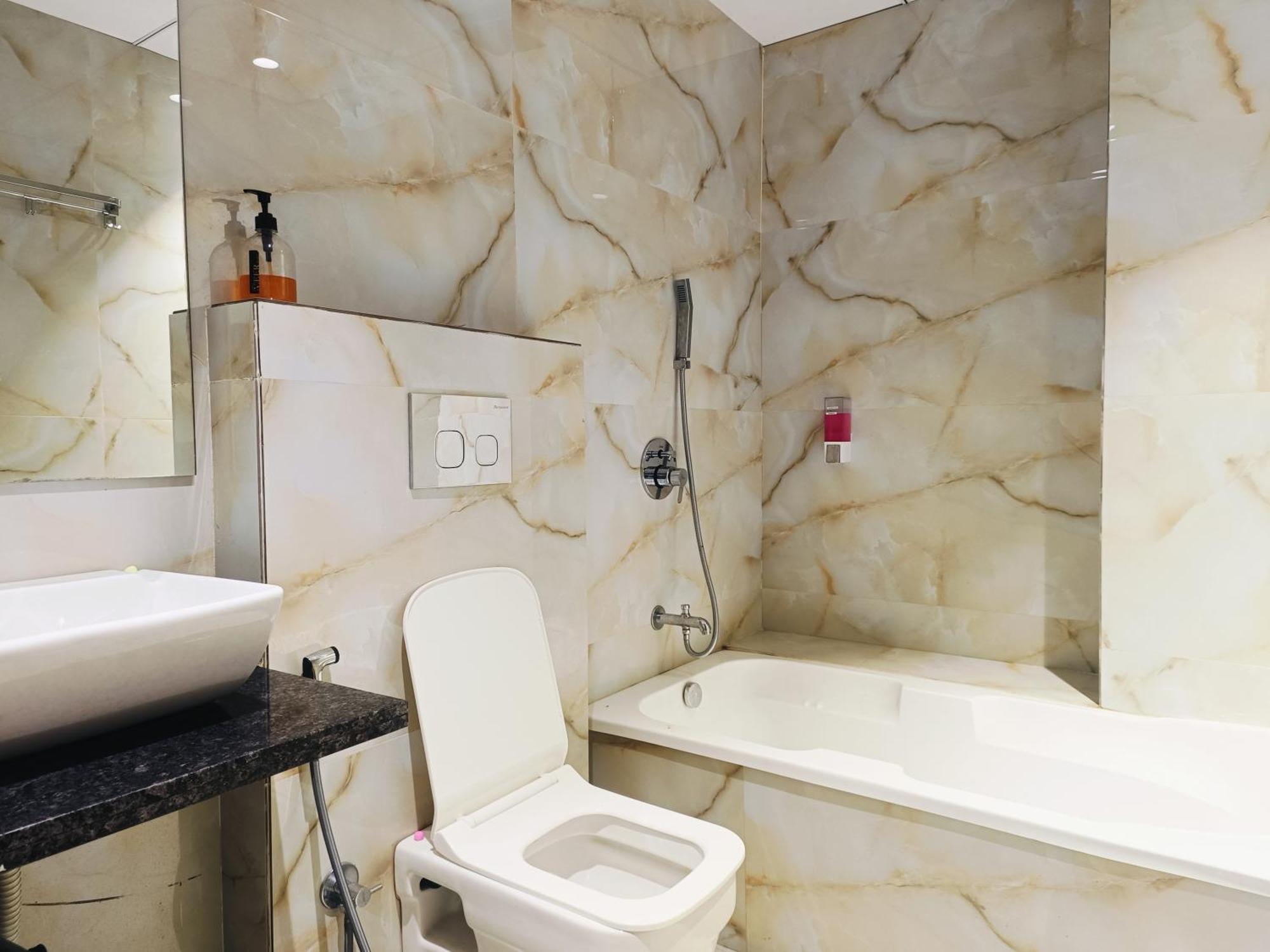 סוראט Hotel Gold Palace Inn מראה חיצוני תמונה