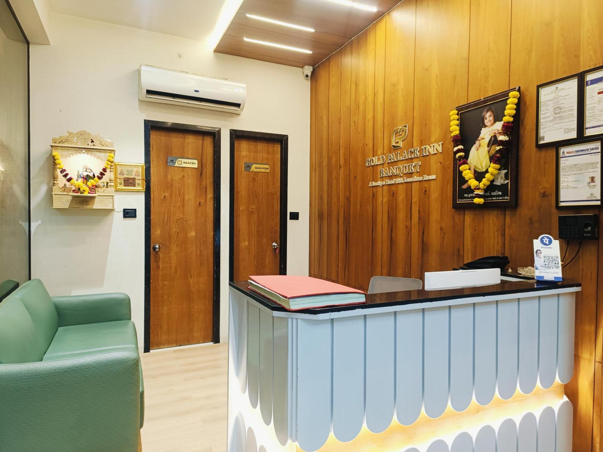 סוראט Hotel Gold Palace Inn מראה חיצוני תמונה