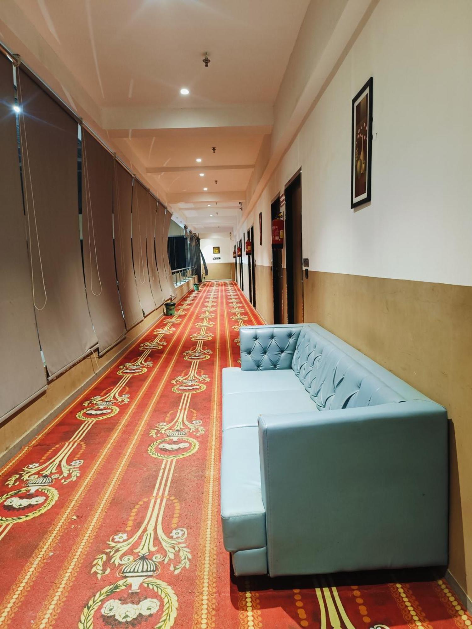 סוראט Hotel Gold Palace Inn מראה חיצוני תמונה