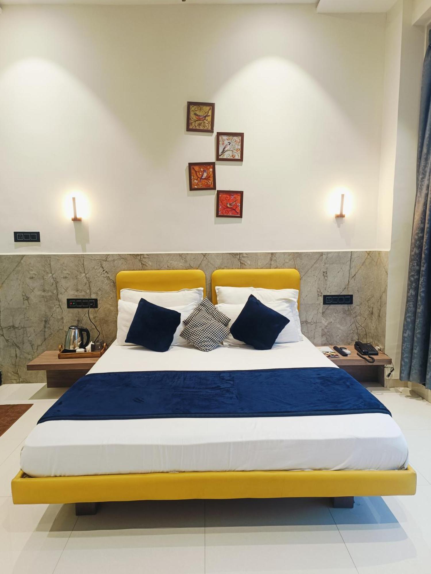 סוראט Hotel Gold Palace Inn מראה חיצוני תמונה