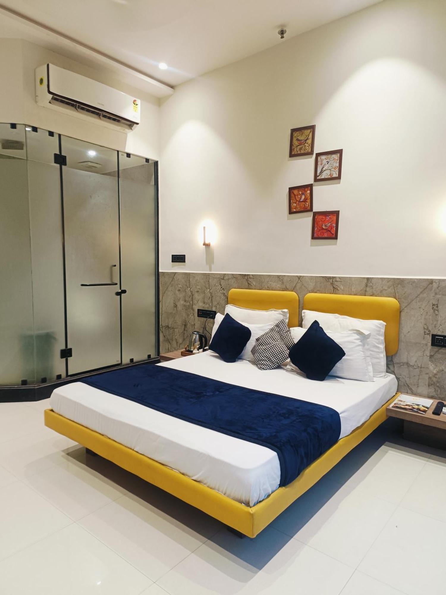 סוראט Hotel Gold Palace Inn מראה חיצוני תמונה